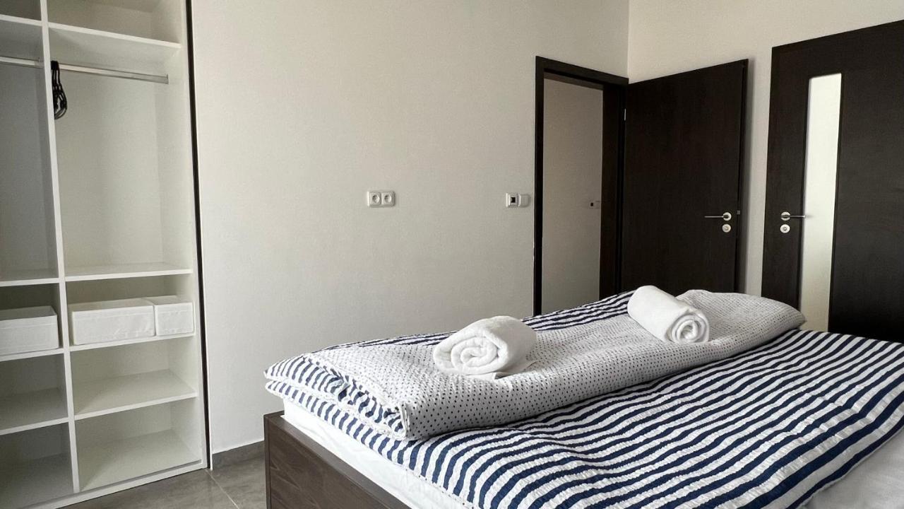 Apartman D5 โนวาเปซ ภายนอก รูปภาพ
